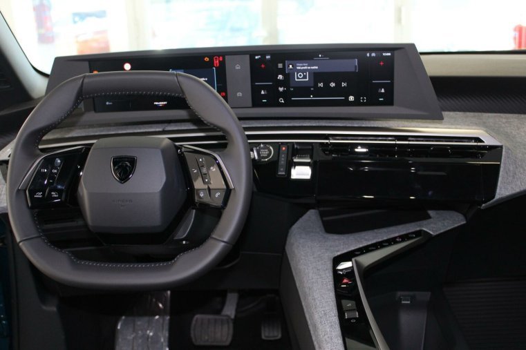 Peugeot 3008, Peugeot 3008 ALLURE Hybrid 145k e-DCS6, barva modrá