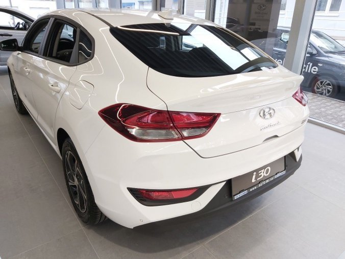 Hyundai i30, sedan, Nová i30 fastback Family Comfort 1,0 T-GDI 88 kW, barva bílá