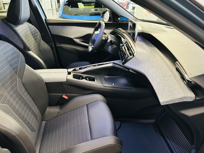 Peugeot 3008, Peugeot 3008 ALLURE Hybrid 145 e-DCS6, barva modrá