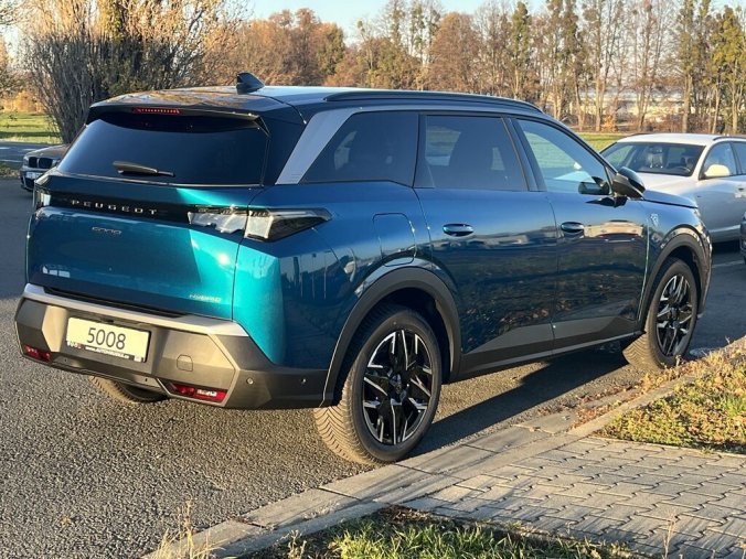 Peugeot 5008, Peugeot 5008 GT Hybrid 145 e-DCS6, barva modrá