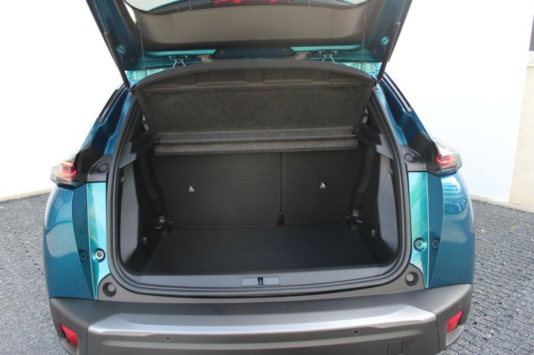 Peugeot 2008, Peugeot 2008 ALLURE Hybrid 145 e-DCS6, barva modrá