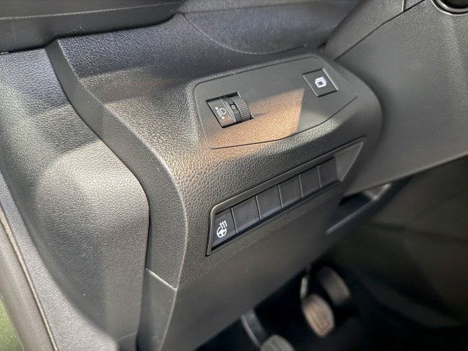 Peugeot Rifter, Peugeot Rifter ALLURE 110k, Benzin, 7 let záruka, barva zelená