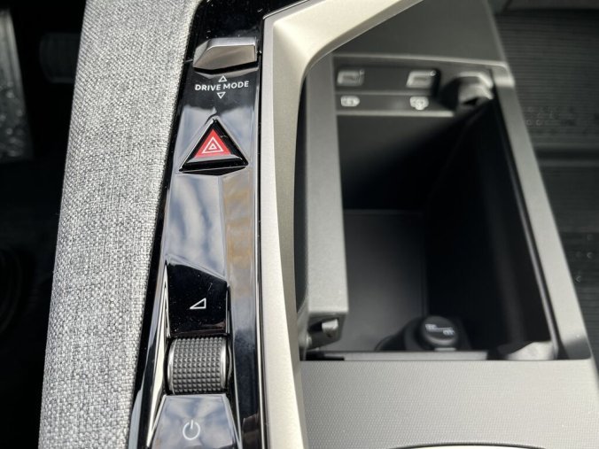 Peugeot 3008, Peugeot 3008 ALLURE Hybrid 145 e-DCS6, barva černá