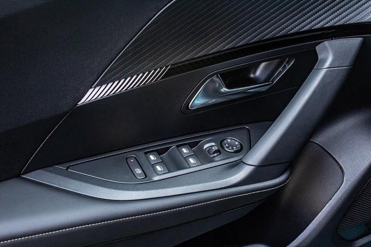 Peugeot 2008, Peugeot 2008 1,2 ALLURE Hybrid 145 e-DCS6, barva oranžová