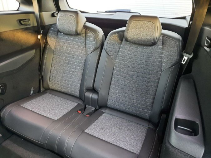 Peugeot 5008, Peugeot 5008 ALLURE Hybrid 136 e-DCS6, barva šedá