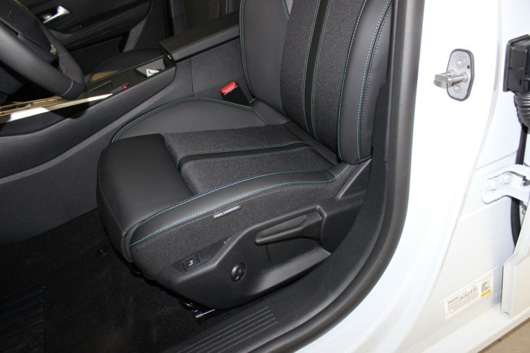 Peugeot 308, Peugeot 308 SW ALLURE Hybrid 136 e-DCS6, barva bílá
