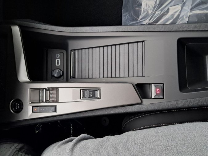 Peugeot 308, Peugeot 308 SW ALLURE Hybrid 145 e-DCS6, barva bílá