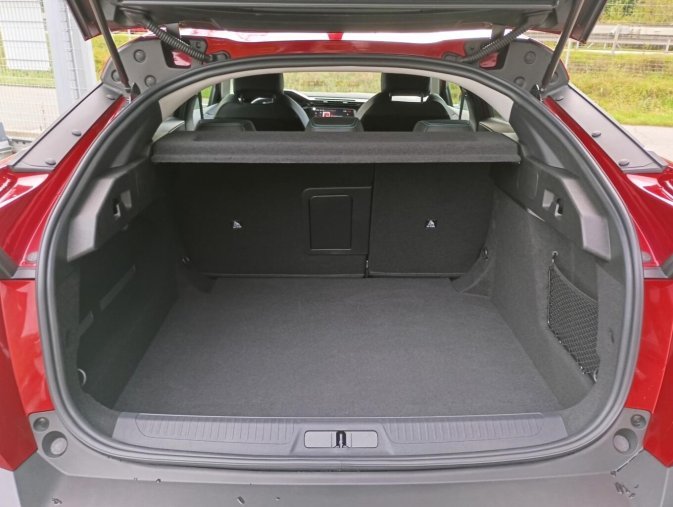 Peugeot 408, Peugeot 408 ALLURE Hybrid 145 e-DCS6, barva červená