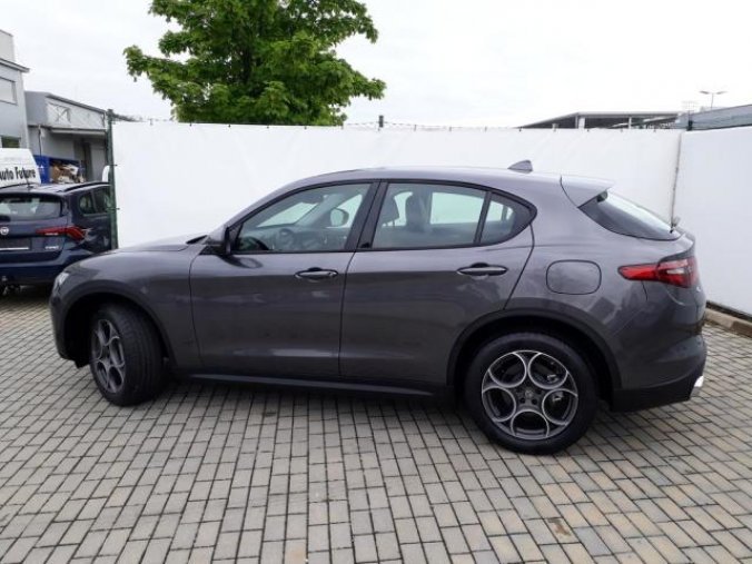 Alfa Romeo Stelvio, 2.0 200PS Super benzín 4x4 AT, barva šedá