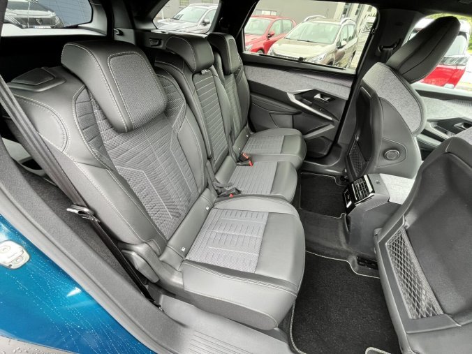 Peugeot 5008, Peugeot 5008 GT Hybrid 145 e-DCS6, barva modrá