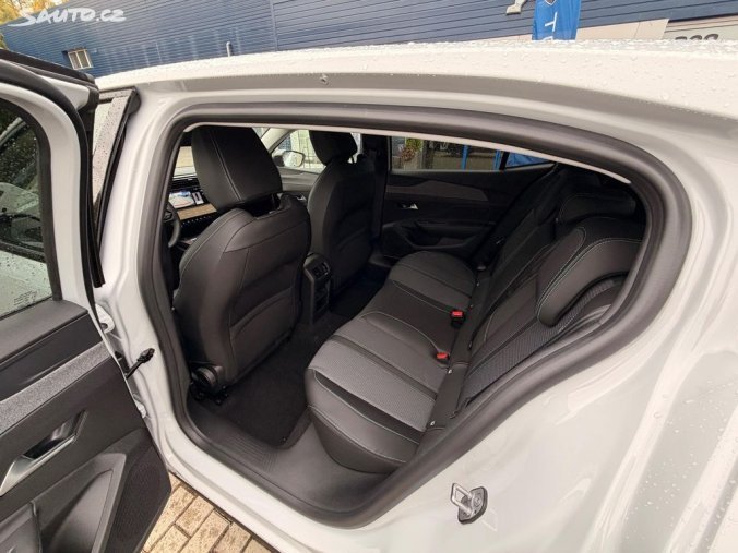 Peugeot 408, Peugeot 408 ALLURE Hybrid 145 e-DCS6, barva bílá