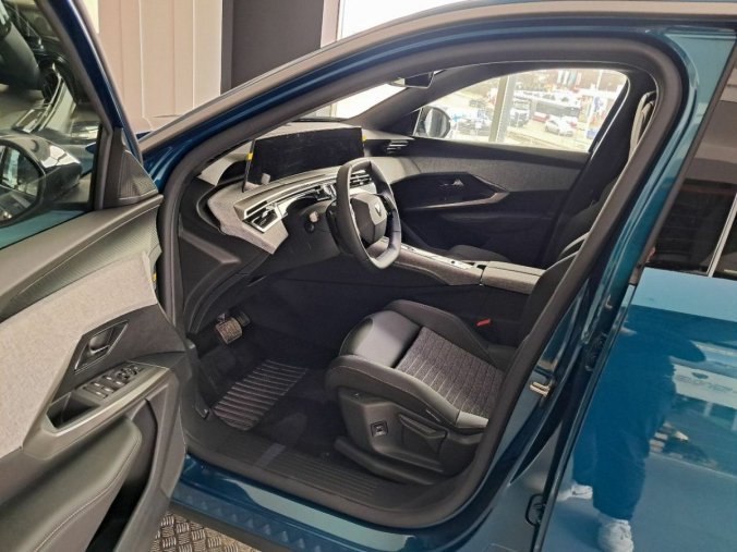 Peugeot 5008, Peugeot 5008 Allure Pack Hybrid 136 e-DCS6, barva modrá