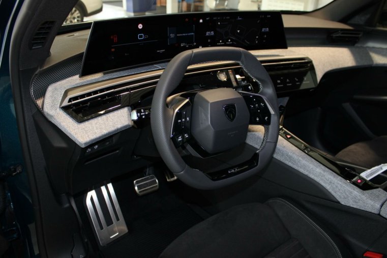Peugeot 3008, Peugeot 3008 GT Hybrid 136 e-DCS6, barva modrá