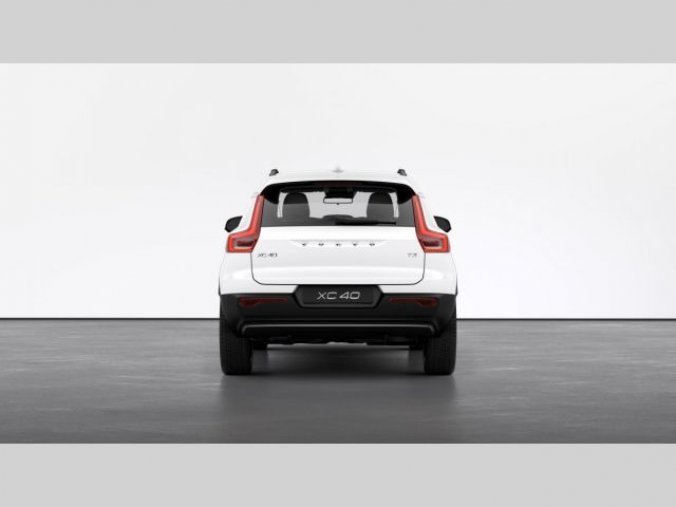 Volvo XC40, T3 1.5L 163 HP MOMENTUM CORE A, barva bílá