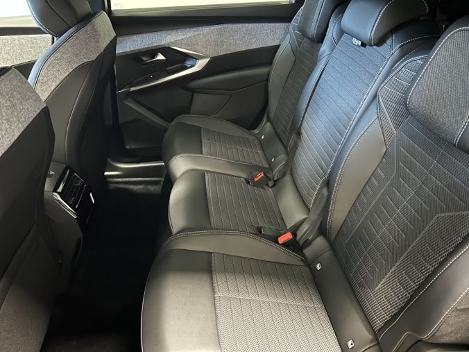 Peugeot 5008, Peugeot 5008 ALLURE Hybrid 145 e-DCS6, barva modrá