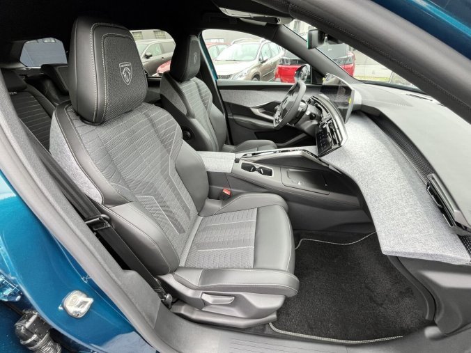 Peugeot 5008, Peugeot 5008 GT Hybrid 145 e-DCS6, barva modrá