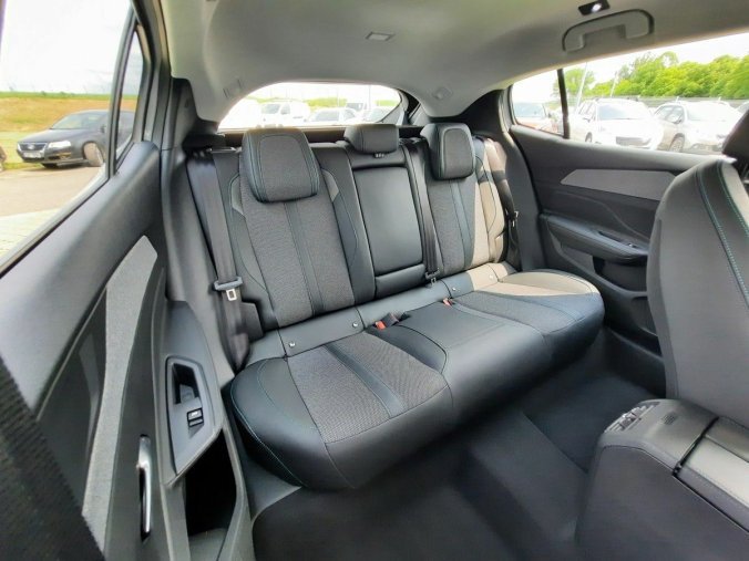 Peugeot 408, Peugeot 408 ALLURE Hybrid 145 e-DCS6, barva bílá