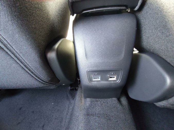 Peugeot 2008, Peugeot 2008 ALLURE 1.2 136k HY AUTOMAT, barva červená