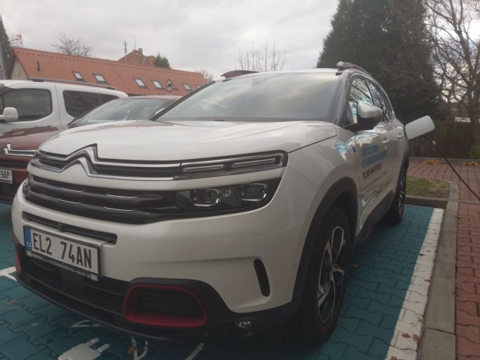 Citroën C5 Aircross, Citroën SUV C5 Aircross Hybrid 225 k S&S ë-EAT8 SHINE, barva bílá