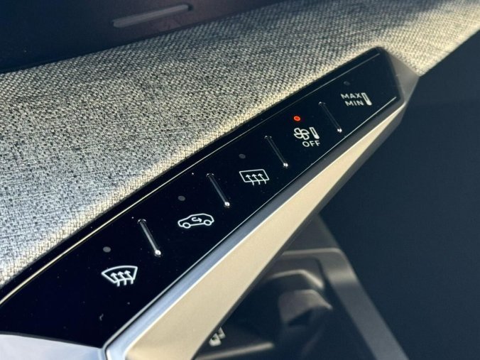 Peugeot 5008, Peugeot 5008 GT Elektromotor 157 kW / 210 k, barva modrá