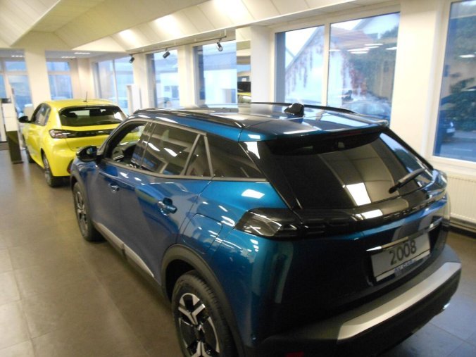 Peugeot 2008, Peugeot 2008 ALLURE Hybrid 136 e-DCS6, barva modrá