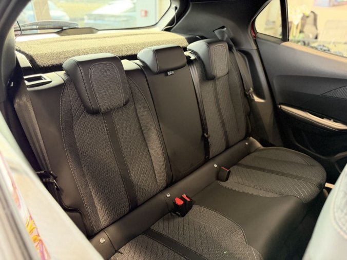 Peugeot 2008, Peugeot 2008 Allure Turbo 100 koní, barva červená
