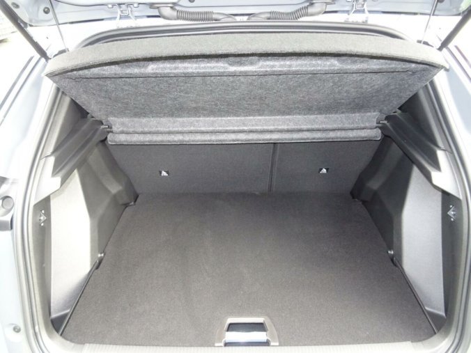 Peugeot 2008, Peugeot 2008 ALLURE Hybrid 145k e-DCS6, barva šedá