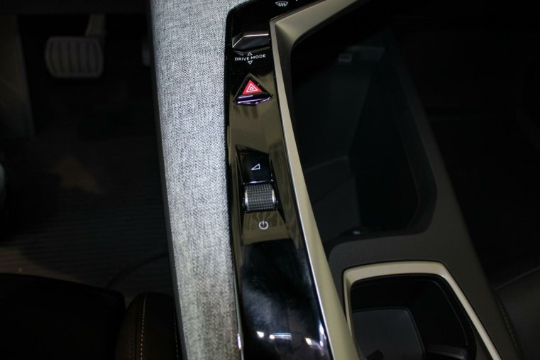 Peugeot 5008, Peugeot 5008 ALLURE Hybrid 136 e-DCS6, barva stříbrná