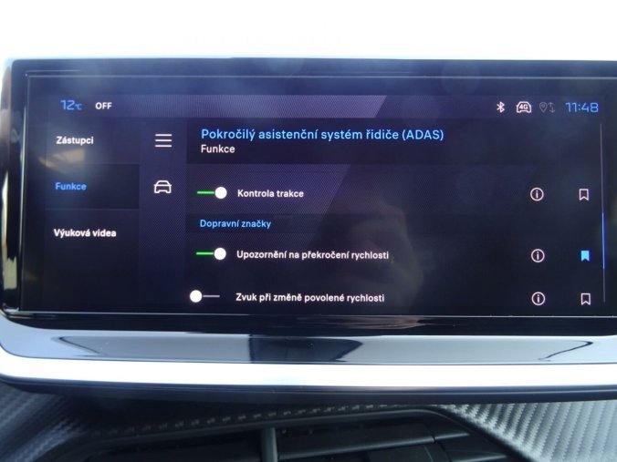 Peugeot 2008, Peugeot 2008 ALLURE Hybrid 145k e-DCS6, barva stříbrná