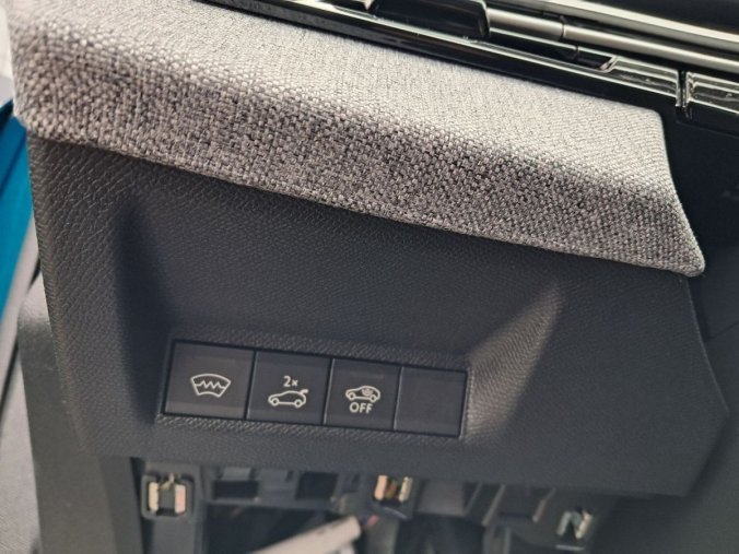 Peugeot 3008, Peugeot 3008 3008 GT Hybrid 145 e-DCS6, barva modrá