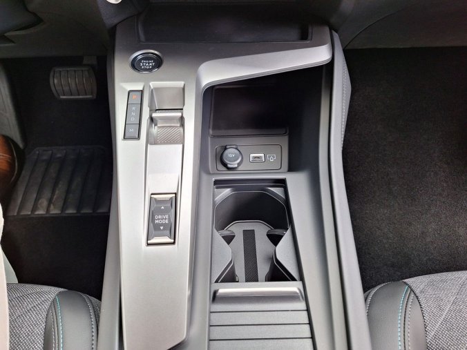 Peugeot 408, Peugeot 408 ALLURE Hybrid 145 e-DCS6, barva červená