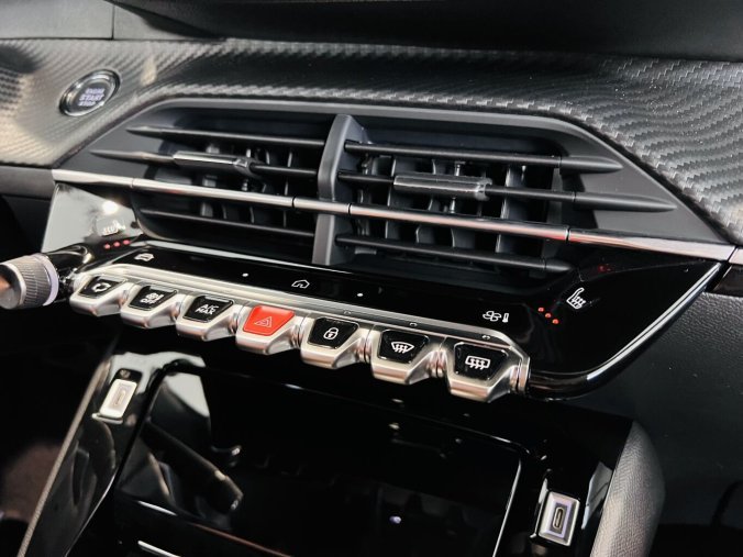 Peugeot 2008, Peugeot 2008 GT HYBRID 145k, Automat, barva bílá