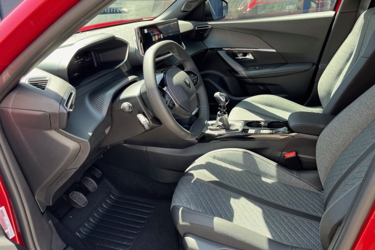 Peugeot 2008, Peugeot 2008 ALLURE PureTech 100 S&S MAN6, barva červená