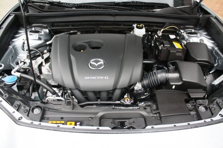 Mazda CX-30, SKYACTIV-G, barva stříbrná