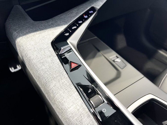 Peugeot 3008, Peugeot 3008 GT Hybrid 145k, El. Víko kufru, barva modrá