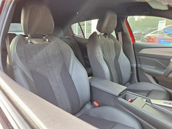 Peugeot 408, Peugeot 408 GT Hybrid 145 e-DCS6, barva červená