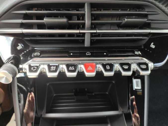 Peugeot 2008, Peugeot 2008 ACTIVE 1.2 100k MAN6, barva červená