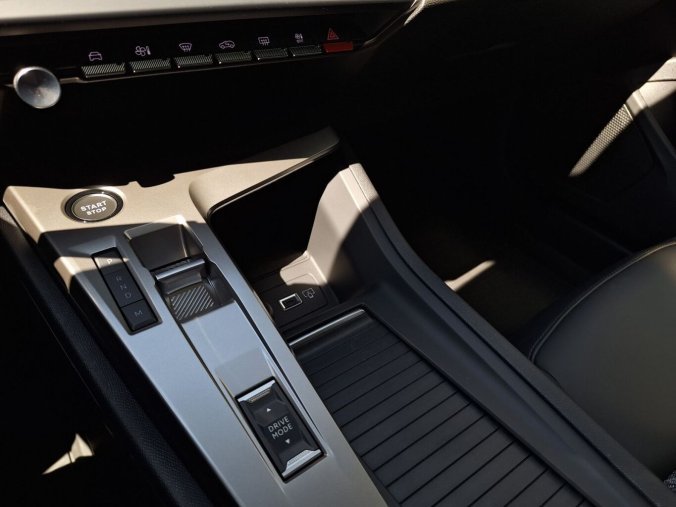 Peugeot 308, Peugeot 308 SW ALLURE Hybrid 145 e-DCS6, barva bílá