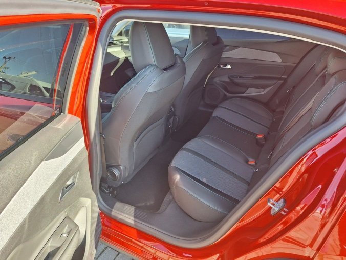 Peugeot 408, Peugeot 408 ALLURE Hybrid 136 e-DCS6, barva červená
