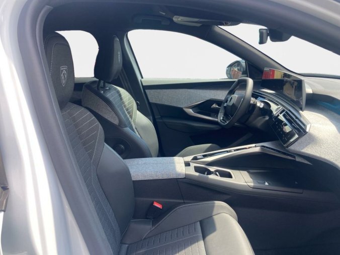 Peugeot 3008, Peugeot 3008 GT Hybrid 145 e-DCS6, barva bílá