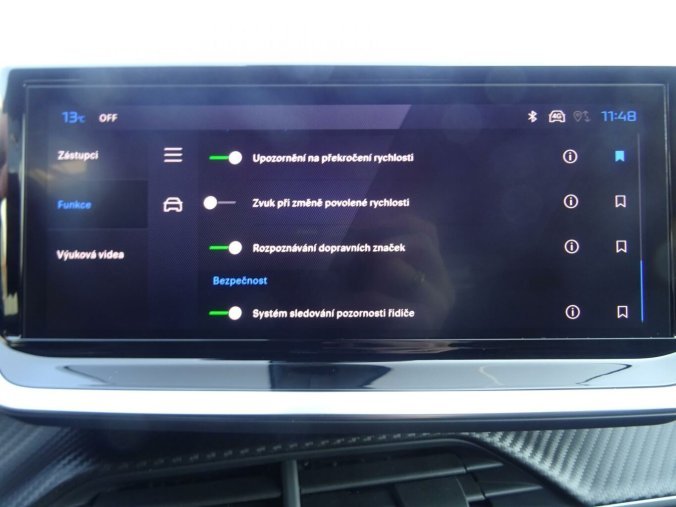 Peugeot 2008, Peugeot 2008 ALLURE Hybrid 145k e-DCS6, barva stříbrná