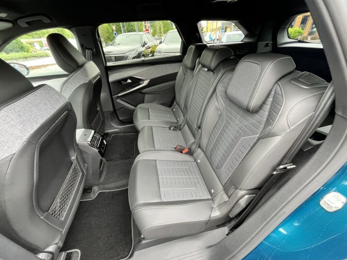 Peugeot 5008, Peugeot 5008 GT Hybrid 145 e-DCS6, barva modrá