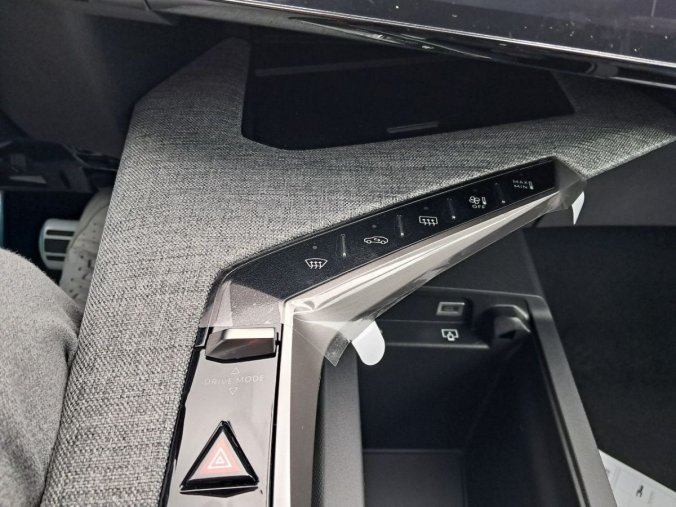 Peugeot 3008, Peugeot 3008 3008 GT Hybrid 145 e-DCS6, barva modrá