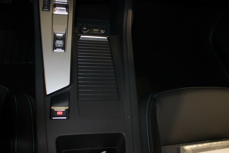 Peugeot 308, Peugeot 308 SW ALLURE Hybrid 136 e-DCS6, barva bílá