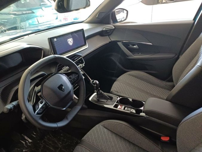 Peugeot 2008, Peugeot 2008 ALLURE 1.2 PureTech 7 let zár., barva modrá