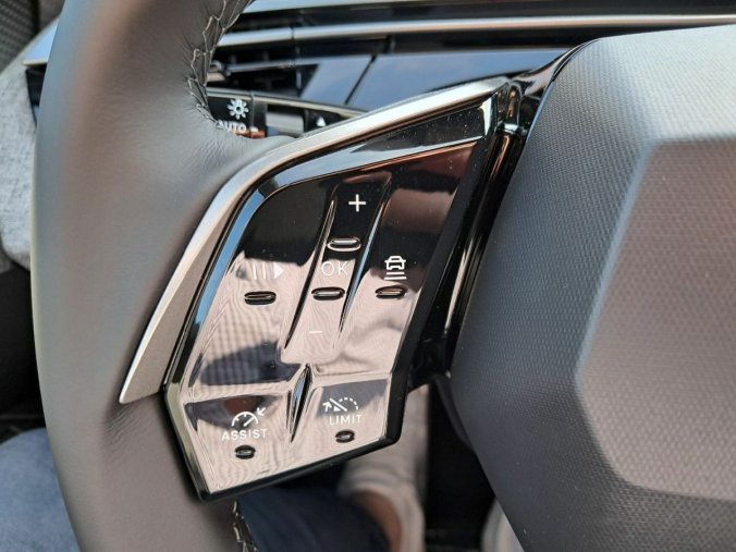 Peugeot 5008, Peugeot 5008 5008 ALLURE Hybrid 145 e-DCS6, barva modrá