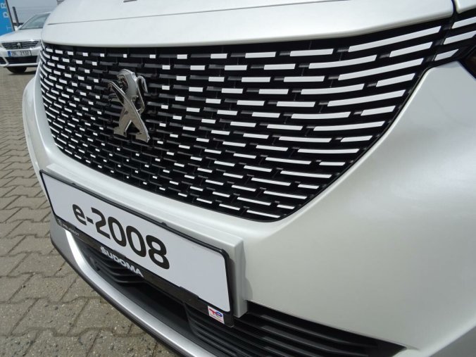 Peugeot 2008, Peugeot 2008 e-ALLURE Elektromotor 100 kW, barva bílá