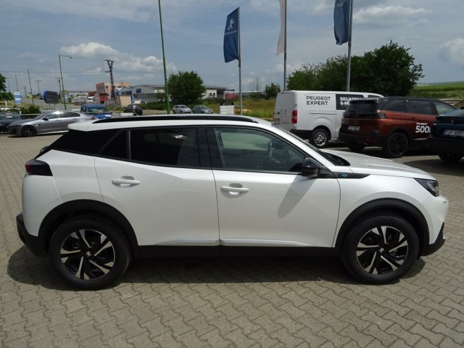 Peugeot 2008, Peugeot 2008 e-ALLURE Elektromotor 100 kW, barva bílá