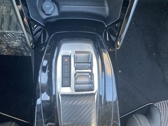 Peugeot 2008, Peugeot 2008 GT Elektromotor 115 kW / 156 k (Baterie 54 kWh), barva šedá
