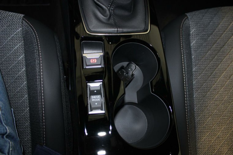 Peugeot 2008, Peugeot 2008 ALLURE PureTech 100 S&S MAN6, barva šedá